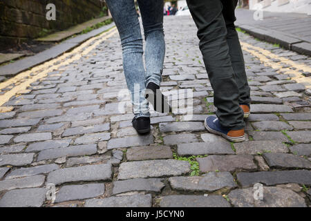 Schließen Sie herauf Bild ein romantisches Paar Beine auf der Straße in Europa. Junger Mann und Frau gemeinsam gehen. Stockfoto