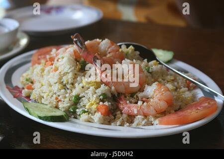 Eine Umhüllung von gebratener Reis mit Garnelen, Tomaten und Gurkenscheiben ist einer der Favoriten in vielen asiatischen Ländern. Stockfoto