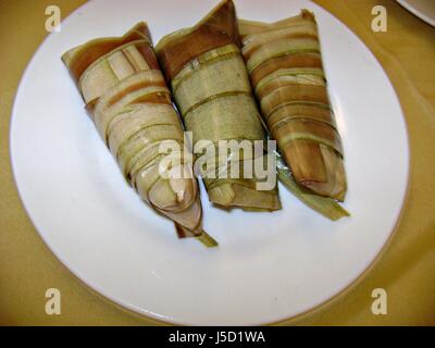 Suman sa Ibos-Filipino Lieblingsdessert Suman sa Ibos ist eine philippinische traditionelle Delikatesse gemacht Klebreis und Kokosmilch Stockfoto