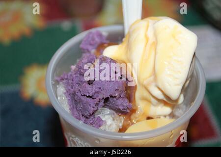Halo-Halo, Filipino gemischte Fruchtdessert, Ansicht von oben, dass Halo-Halo ist ein beliebtes Dessert in den Philippinen gemacht rasiert Eis und Milch, garniert mit Früchten Stockfoto