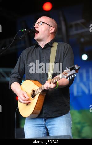 Adrian Edmondson und die schlechten Hirten auf dem Wychwood Festival Stockfoto