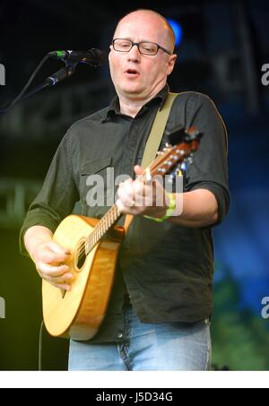 Adrian Edmondson und die schlechten Hirten auf dem Wychwood Festival Stockfoto