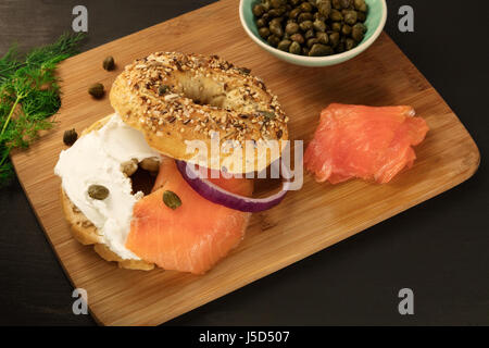 Bagel mit Frischkäse und Räucherlachs, Platz für text Stockfoto