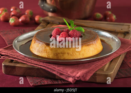 Pudim Flan. Portugiesische Karamel Dessert. Portugal-Essen Stockfoto