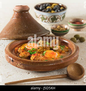 Kefta-Tajine. Würzige Frikadellen mit Eiern. Marokko-Essen Stockfoto