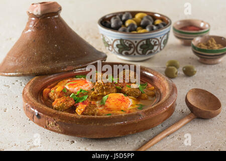 Kefta-Tajine. Würzige Frikadellen mit Eiern. Marokko-Essen Stockfoto