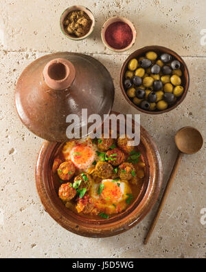 Kefta-Tajine. Würzige Frikadellen mit Eiern. Marokko-Essen Stockfoto