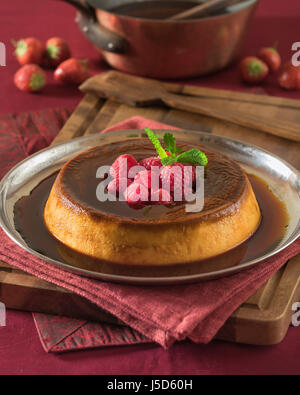 Pudim Flan. Portugiesische Karamel Dessert. Portugal-Essen Stockfoto