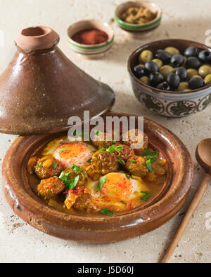 Kefta-Tajine. Würzige Frikadellen mit Eiern. Marokko-Essen Stockfoto