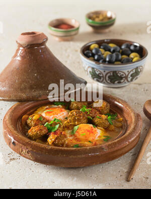 Kefta-Tajine. Würzige Frikadellen mit Eiern. Marokko-Essen Stockfoto