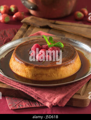 Pudim Flan. Portugiesische Karamel Dessert. Portugal-Essen Stockfoto