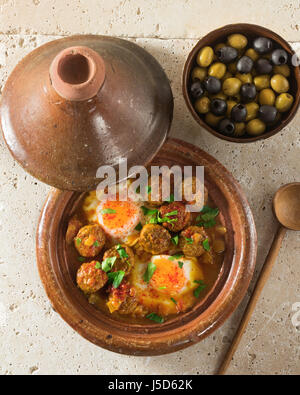 Kefta-Tajine. Würzige Frikadellen mit Eiern. Marokko-Essen Stockfoto