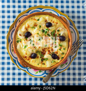 Bacalhau com Natas. Portugiesische Salz Kabeljau mit Kartoffeln und Sahne. Portugal-Essen Stockfoto