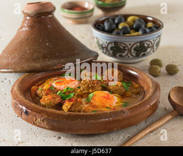 Kefta-Tajine. Würzige Frikadellen mit Eiern. Marokko-Essen Stockfoto