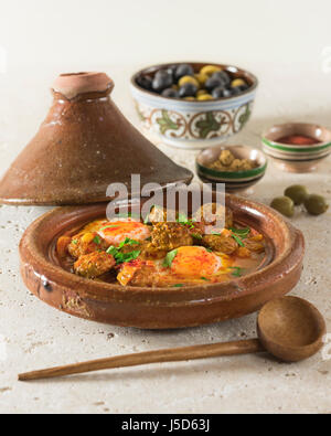 Kefta-Tajine. Würzige Frikadellen mit Eiern. Marokko-Essen Stockfoto