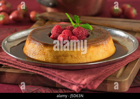 Pudim Flan. Portugiesische Karamel Dessert. Portugal-Essen Stockfoto