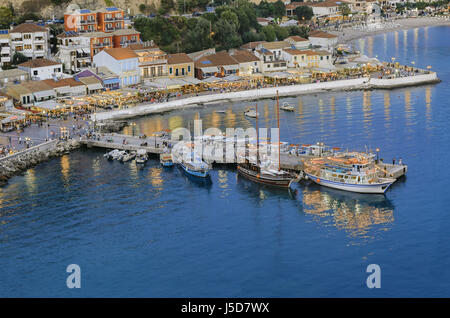 Blick auf Parga Port aus der Bus bei Einbruch der Dunkelheit, in der Region Epirus an der Küste des Ionischen Meeres, Westgriechenland Stockfoto