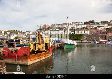 Boote in Brixham Hafen, Brixham, South Devon, England, Großbritannien Stockfoto