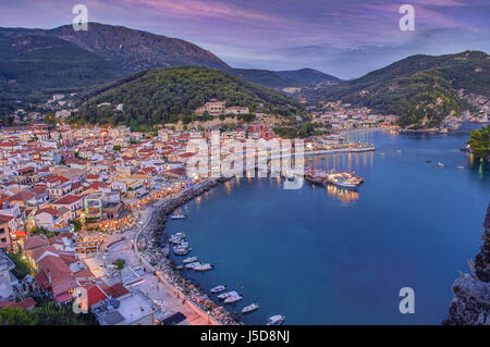 Blick auf Parga Port aus der Bus bei Einbruch der Dunkelheit, in der Region Epirus an der Küste des Ionischen Meeres, Westgriechenland Stockfoto