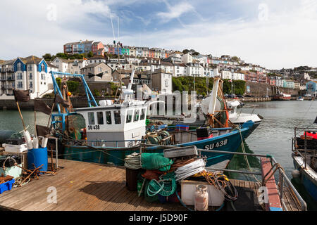Ein Fischtrawler im Brixham Hafen, South Devon, England, Großbritannien Stockfoto