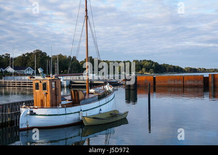 Hafen Sie mit kleinen blauen Fisherboat mit strahlend blauem Himmel Stockfoto