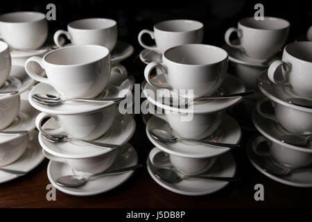 Kaffeetassen. Catering. Tassen auf einem Holztisch. Tasse Kaffee Stockfoto