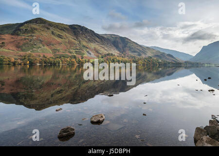 Schöne Herbst Fall Landschaftsbild des Lake Buttermere im Lake District, England Stockfoto