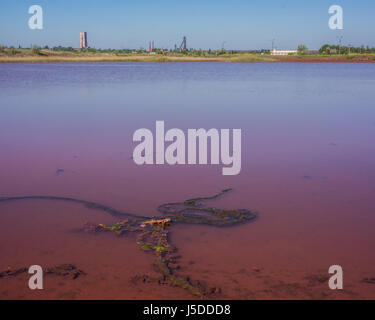 Reservoir von industriellen mine Wasserableitung und Landschaft Stockfoto