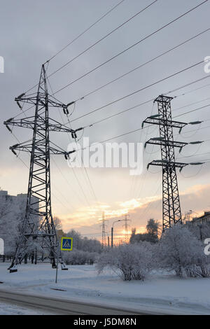 Unterstützt Hochspannungs-Leitungen in der Stadt St. Petersburg Stockfoto