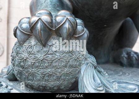 Löwen-Fuß und Klauen auf einer Messing-Statue zum Schutz Jing'An buddhistischen Tempel in Shanghai, China Stockfoto