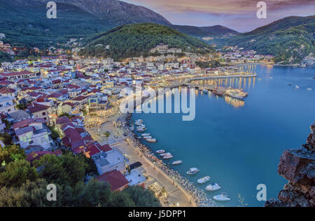 Blick auf Parga Port aus der Bus bei Einbruch der Dunkelheit, in der Region Epirus an der Küste des Ionischen Meeres, Westgriechenland Stockfoto
