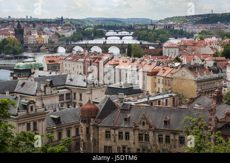 Karlsbrücke und andere Brücken über die Moldau aus dem Garten der Villa Kramář (Kramářova Vila) in Prag, Tschechische Republik abgebildet. Stockfoto