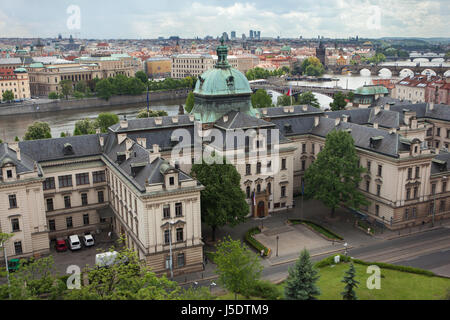 Straka-Akademie (Strakova Akademie) im Bild aus dem Garten der Villa Kramář (Kramářova Vila) in Prag, Tschechien. Die Gebäude des tschechischen Architekten Václav Roštlapil wurde 1891-1896 erbaut und diente nun als Sitz der Regierung der Tschechischen Republik. Stockfoto