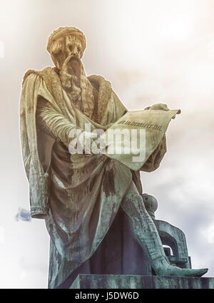 Johannes Gutenberg-Statue hält ein Pergament, Straßburg, Frankreich Stockfoto