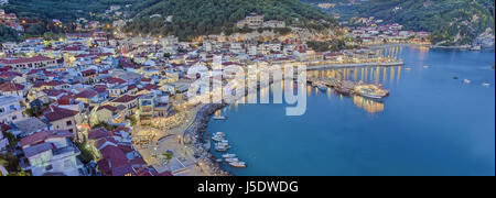 Blick auf Parga Port aus der Bus bei Einbruch der Dunkelheit, in der Region Epirus an der Küste des Ionischen Meeres, Westgriechenland Stockfoto