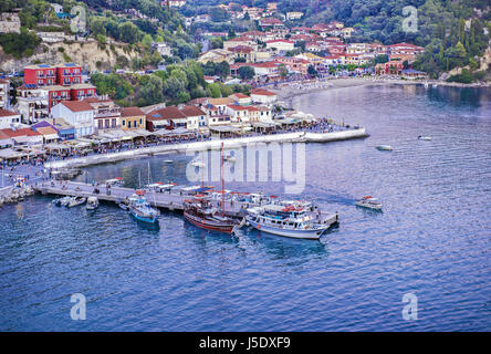 Blick auf Parga Port aus der Bus bei Einbruch der Dunkelheit, in der Region Epirus an der Küste des Ionischen Meeres, Westgriechenland Stockfoto