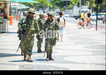 RIO DE JANEIRO - 15. Februar 2017: Brasilianische Armee Soldaten patrouillieren die Promenade am Strand der Copacabana für Sicherheit während eines Streiks der örtlichen Polizei zu sorgen. Stockfoto