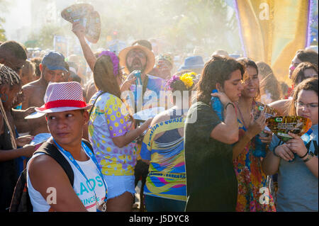 RIO DE JANEIRO - 18. Februar 2017: Ein Nachmittag Karneval Straßenfest in Ipanema zieht Scharen von jungen Brasilianer während Karnevalsfeiern. Stockfoto