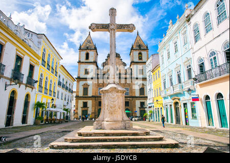 Hellen Blick auf Pelourinho in Salvador, Brasilien, dominiert von den großen kolonialen Cruzeiro de Sao Francisco christlichen Steinkreuz Praça Anchieta Stockfoto