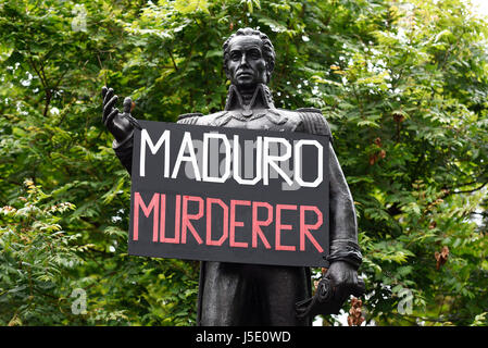 Ein Demo-Protest gegen venezolanischer Diktator Nicolas Maduro fand rund um die Statue von Simon Bolivar in Belgrave Square, London Stockfoto