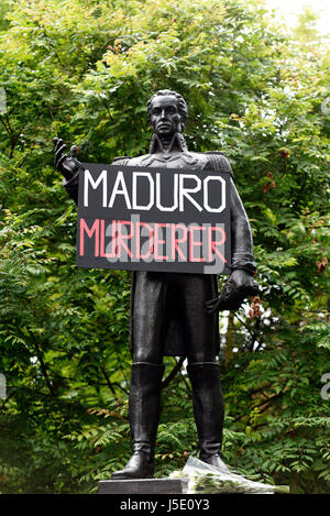 Ein Demo-Protest gegen venezolanischer Diktator Nicolas Maduro fand rund um die Statue von Simon Bolivar in Belgrave Square, London Stockfoto