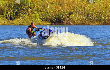 Jet-Ski-Antennen auf den River Murray an der Murray Bridge. Stockfoto