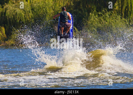 Jet-Ski-Antennen auf den River Murray an der Murray Bridge. Stockfoto