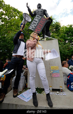 Ein Demo-Protest gegen venezolanischer Diktator Nicolas Maduro fand rund um die Statue von Simon Bolivar in Belgrave Square, London Stockfoto