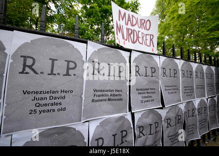 Ein Demo-Protest gegen venezolanischer Diktator Nicolas Maduro fand rund um die Statue von Simon Bolivar in Belgrave Square, London Stockfoto