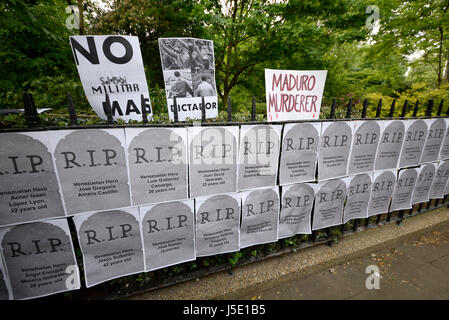 Ein Demo-Protest gegen venezolanischer Diktator Nicolas Maduro fand rund um die Statue von Simon Bolivar in Belgrave Square, London Stockfoto