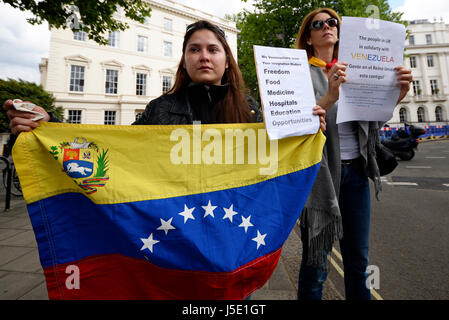 Ein Demo-Protest gegen venezolanischer Diktator Nicolas Maduro fand rund um die Statue von Simon Bolivar in Belgrave Square, London Stockfoto