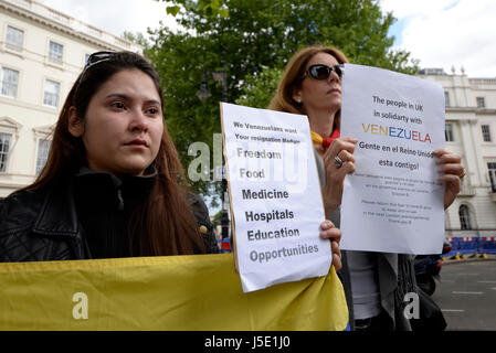 Ein Demo-Protest gegen venezolanischer Diktator Nicolas Maduro fand rund um die Statue von Simon Bolivar in Belgrave Square, London Stockfoto