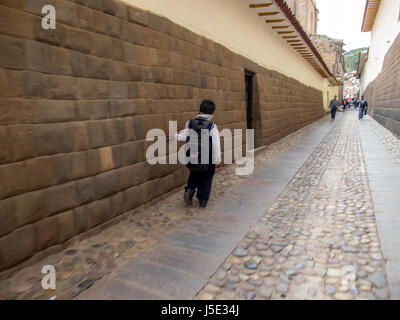 Ein Kind ging durch die Straßen von Cusco. Stockfoto