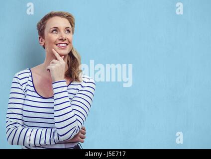 Digital Composite jungen Frau mit Hand am Kinn wegsehen auf blauem Hintergrund Stockfoto
